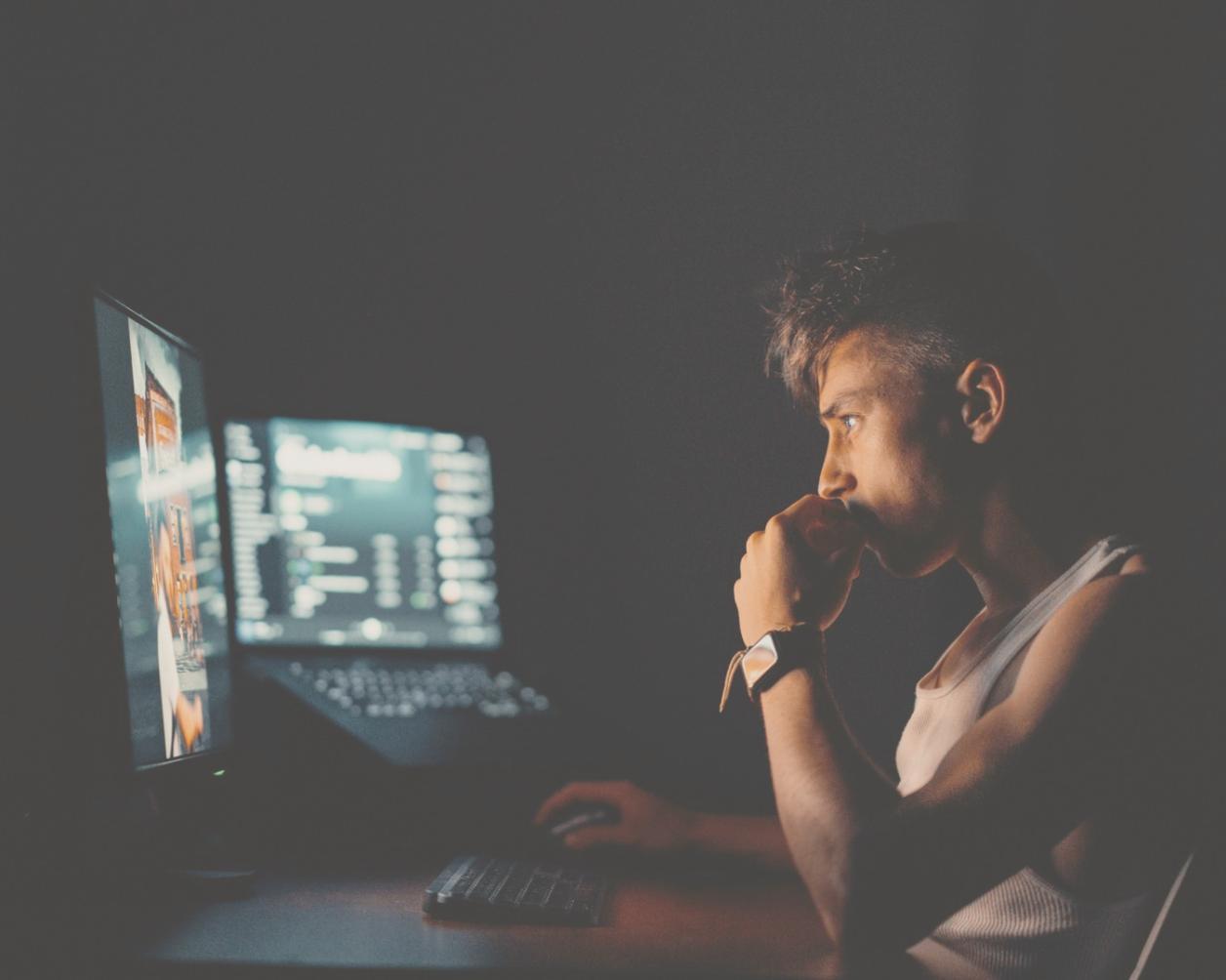 Espace de travail collaboratif avec écrans montrant des effets visuels en cours de création