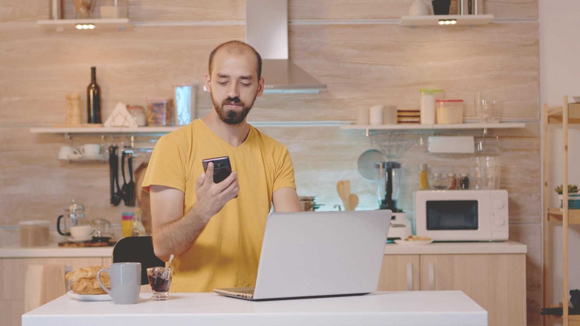 Espace de travail professionnel avec équipement de création d'effets visuels